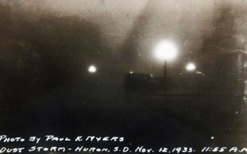 Figure 11.17 Dust storm in progress, 11/12/1933, Huron, South Dakota, main street, 11:55 a.m. (Franzen personal collection)